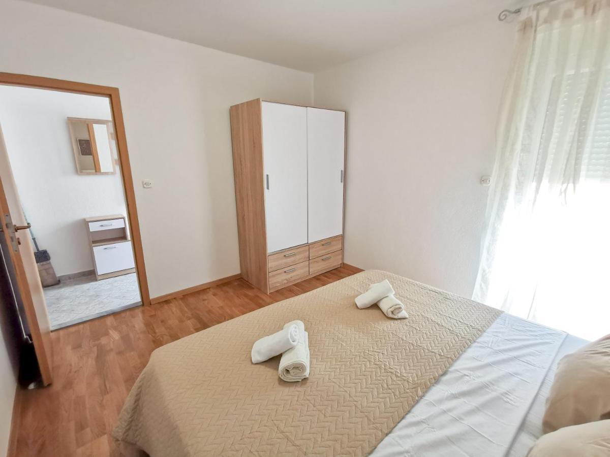 A4 Apartmani Kevic Каштела Екстер'єр фото